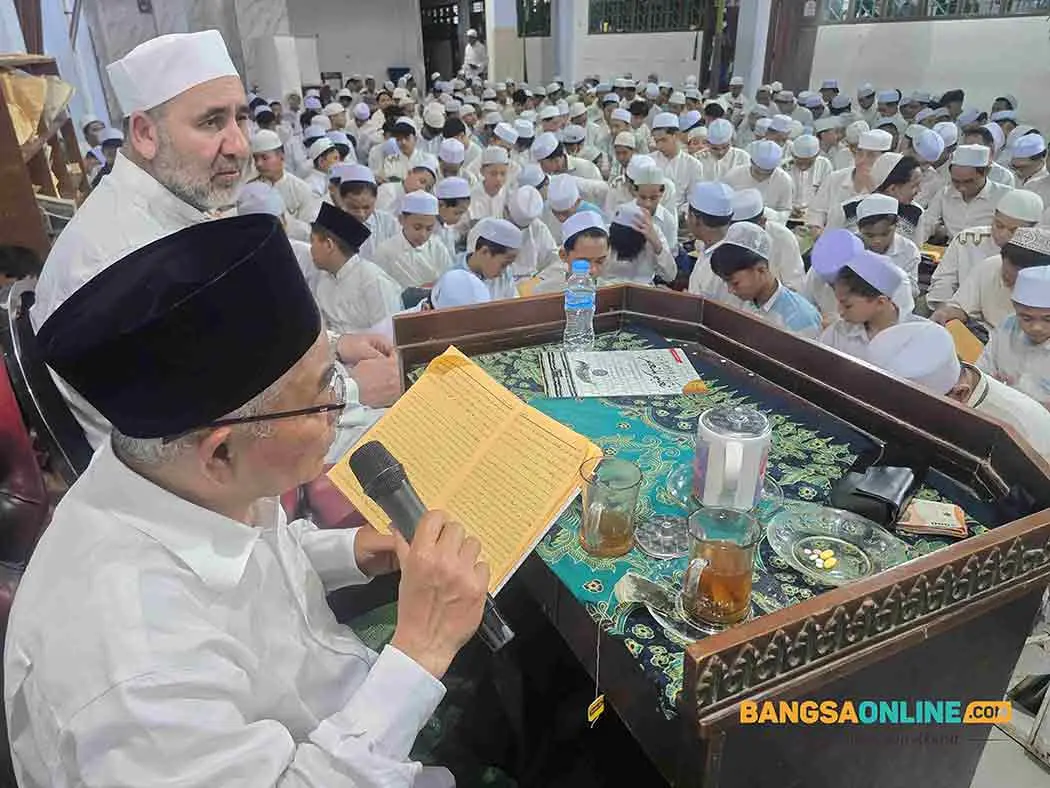 Prof Dr KH Asep Saifuddin Chalim, MA saat mengaji kitab Mukhtarul Ahadits An Nabawiyah dan Fathul Qorib di PP Amanatul Ummah di depan ribuan santrinya di Jalan Siwalankerto Surabaya, Senin 28 September 2026. Tampak Kiai Asep didampingi Syaikh Ahmad Muhammad Mabruk Al Husaini, ulama dari Universitas Al Azhar Mesir yang tugas mengajar di Amanatul Ummah. Foto: M Mas'ud Adnan/bangsaonline.