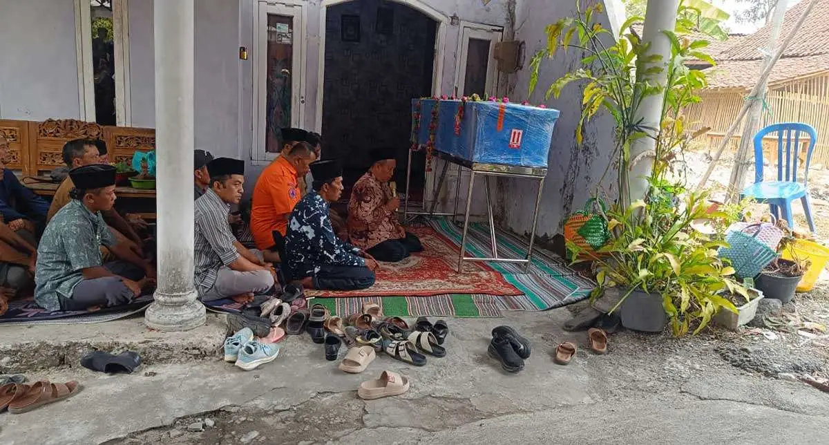 Jenazah Warga Blitar Korban Kapal Virgo Dimakamkan Berdampingan