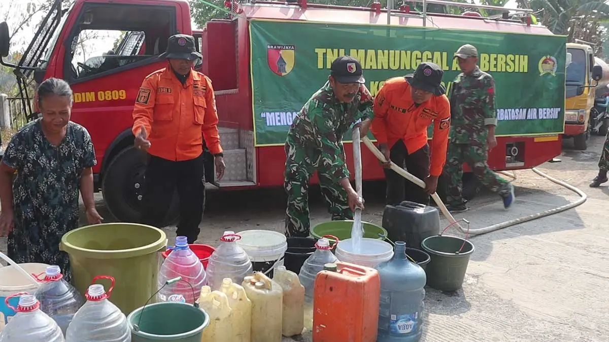Kodim 0809/Kediri Salurkan Air Bersih ke Warga Desa Surat