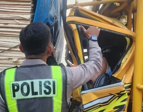Truk Colt Diesel Hantam Tronton di Lamongan, Sopir Tewas dan 3 Penumpang Luka