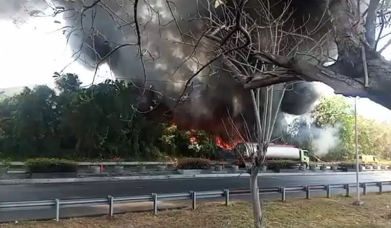 Bekas Gudang Pabrik Sandal di Gresik Terbakar, Asap Hitam Membubung
