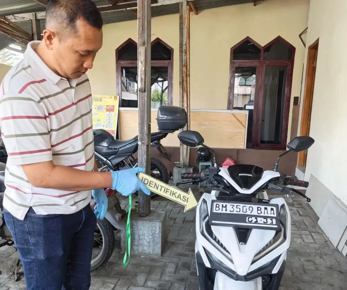 Polisi saat mengidentifikasi barang bukti motor hasil curian