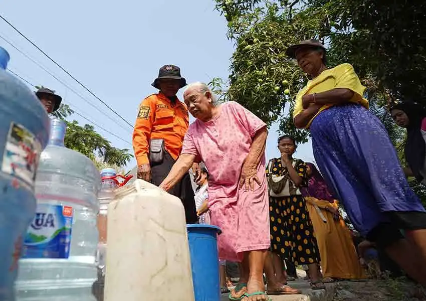 Debit Menurun, Bupati Kediri Terjunkan BPBD Salurkan Air Bersih untuk 500 Warga Desa Surat