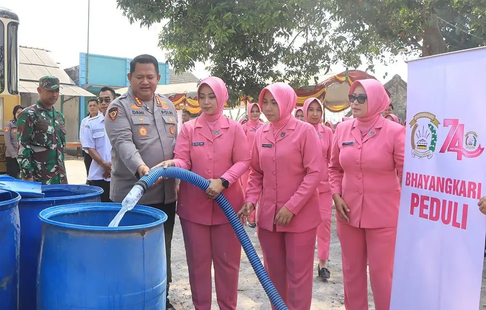 Kapolresta Tuban, Kombespol Jazuli Dani Irawan bersama Ketua Bhayangkari Cabang Tuban saat menyalurkan air bersih di Wilayah Kecamatan Grabagan.