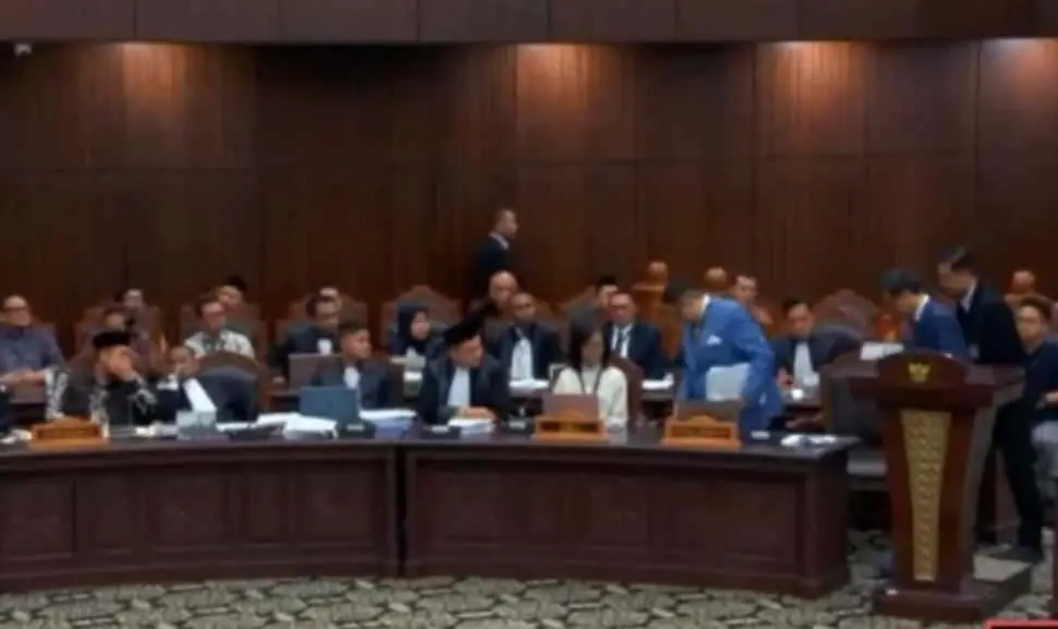 Suasana sidang Mahkamah Konstitusi (MK). Ketua Sidang MK Saldi Isra mengusir Muhammad Rullyandi, ahli yang diajukan Pihak Terkait, dalam persidangan terkait syarat administrasi pendidikan Gibran Rakabuming Raka, Kamis (1/10/2026) malam. Foto: Sindownews