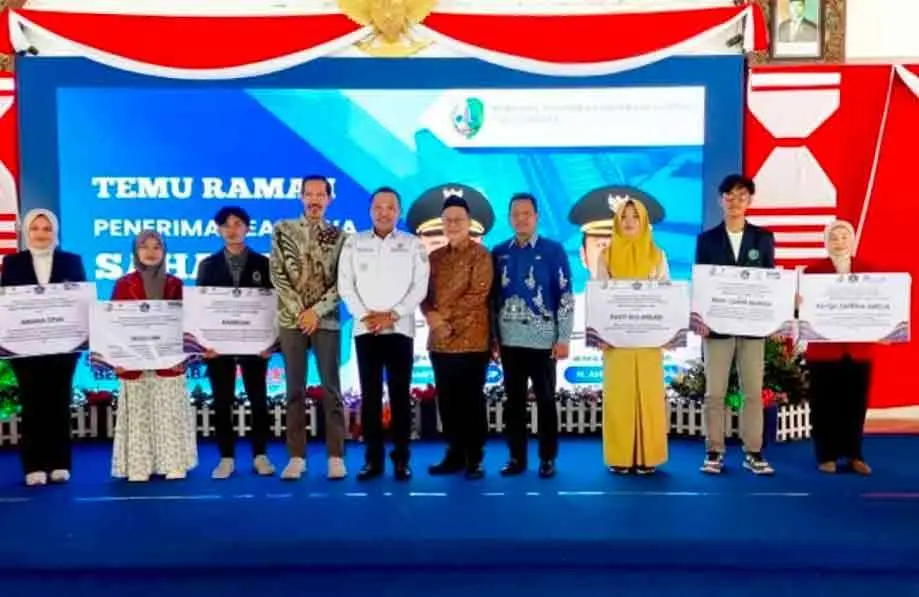 Tingkatkan SDM Demi Masa Depan Berkualitas, Bupati Sampang Beri Beasiswa 347 Mahasiswa