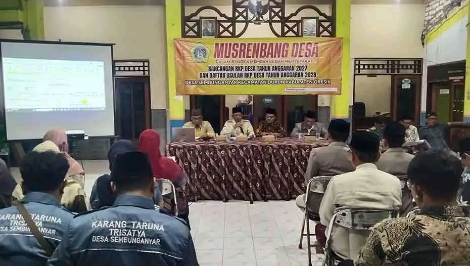 Kades Sembunganyar Khobir bersama perangkat desa dan unsur masyarakat menggelar musrenbang. (Ist)