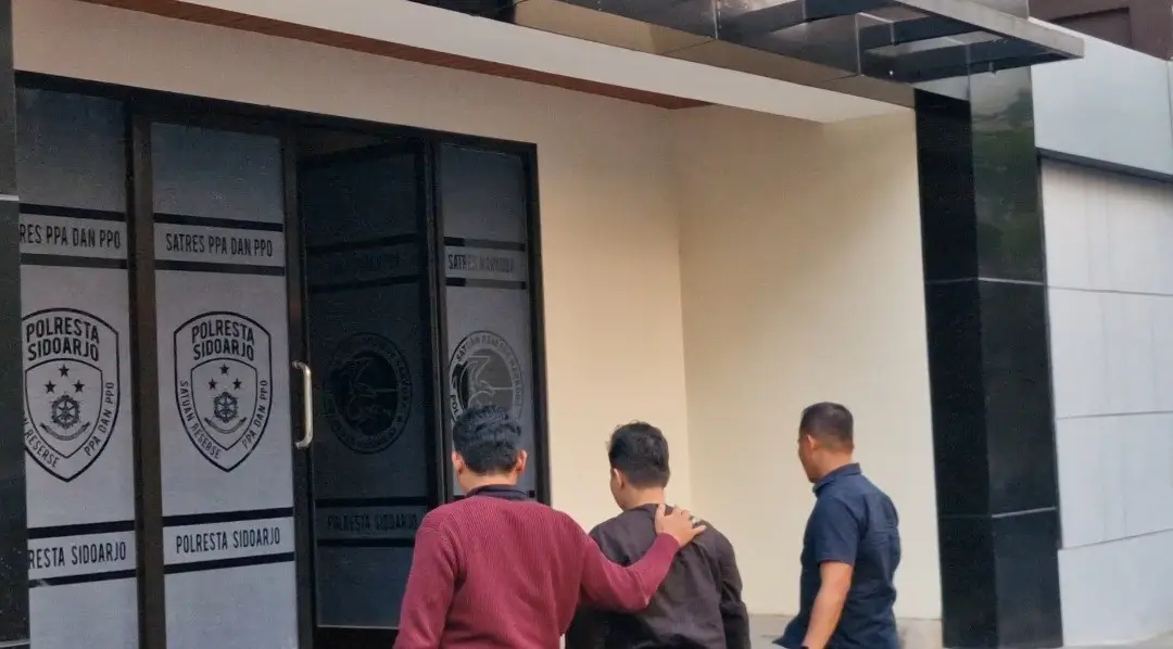 Pelaku saat digelandang di Mapolresta Sidoarjo