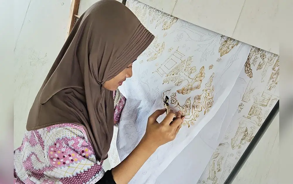 Perajin Batik Bangsawan melakukan proses membatik secara manual di Desa Legowo, Kecamatan Bungah, Kabupaten Gresik. Foto: Ist.