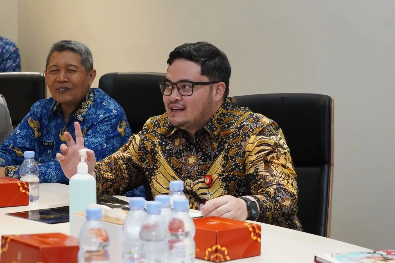 Bupati Kediri Hanindhito Himawan Pramana saat memimpin rapat didampingi Sekretaris Daerah Kabupaten Kediri Mohamad Solikin. (Ist).