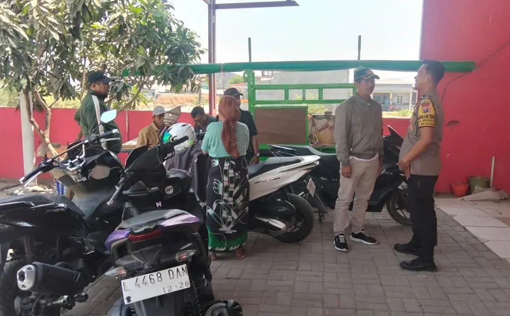 Petugas kepolisian saat melakukan olah TKP di tempat tinggal korban di Desa Randupadangan, Kecamatan Menganti, Gresik. Foto: Ist.