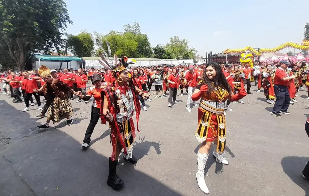 Karyawan dan Warga Berbaur Meriahkan Pesta Rakyat HUT ke-54 Tjiwi Kimia