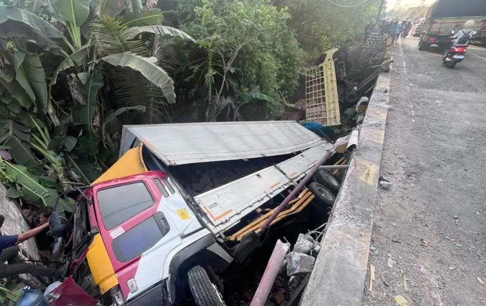 Dua Truk Terjun ke Sungai Usai Adu Banteng di Ngawi, Satu Orang Dilarikan ke Rumah Sakit