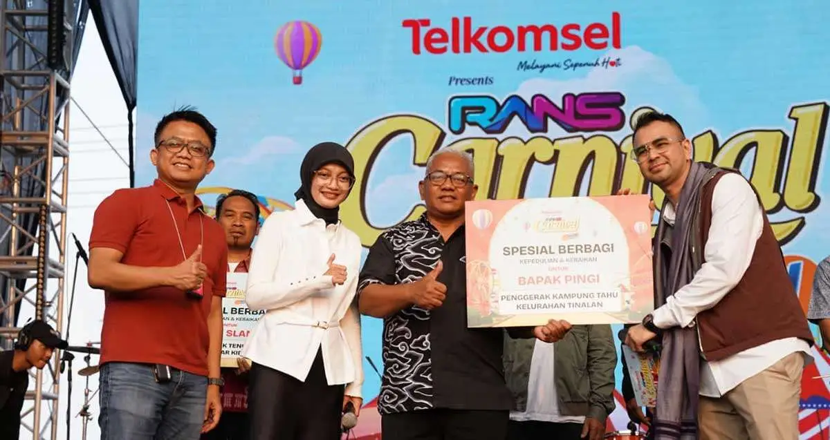 Raffi Ahmad (kanan) dan Wali Kota Kediri bersama General Manager Mobile Consumer Business Region Jawa Timur Telkomsel saat menyerahkan CSR. Foto: Ist
