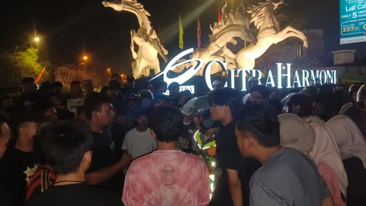 Mobil Lawan Arus di Putar Balik Patung Kuda Citra Harmoni Sidoarjo Tabrak 2 Motor