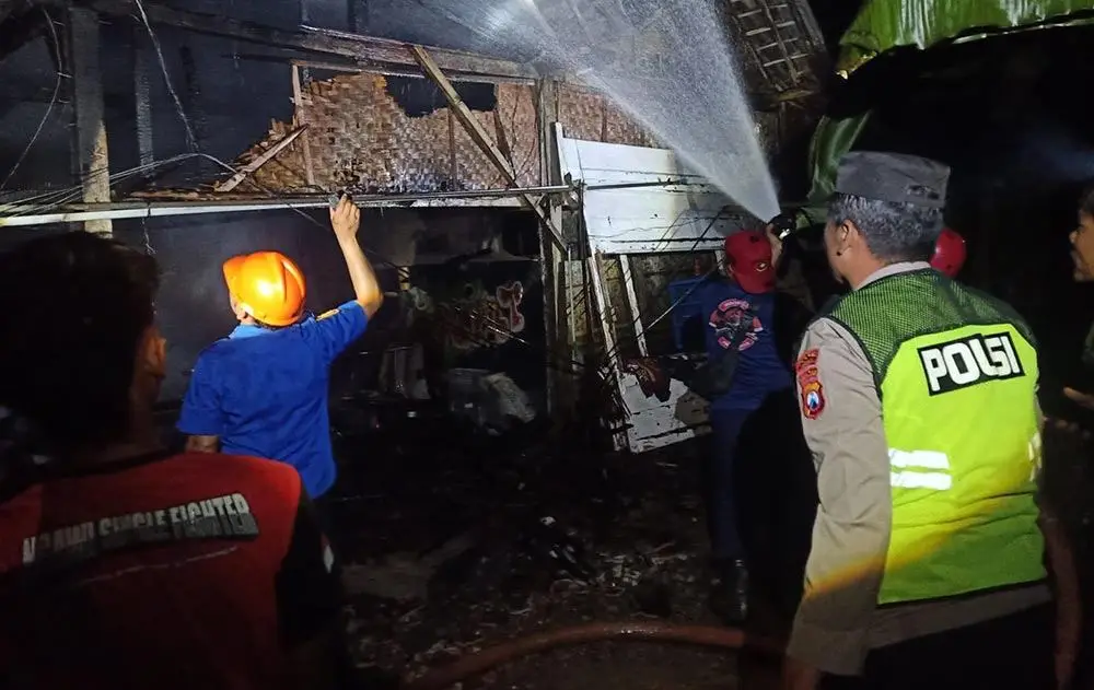 Diduga Korsleting Listrik, Bengkel Cat Motor di Widodaren Ngawi Ludes Terbakar