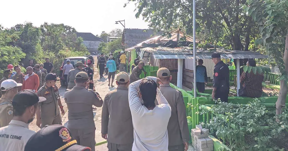 Satpol PP Gresik Bongkar Makam dan Padepokan Joko Umbaran di Cerme Kidul