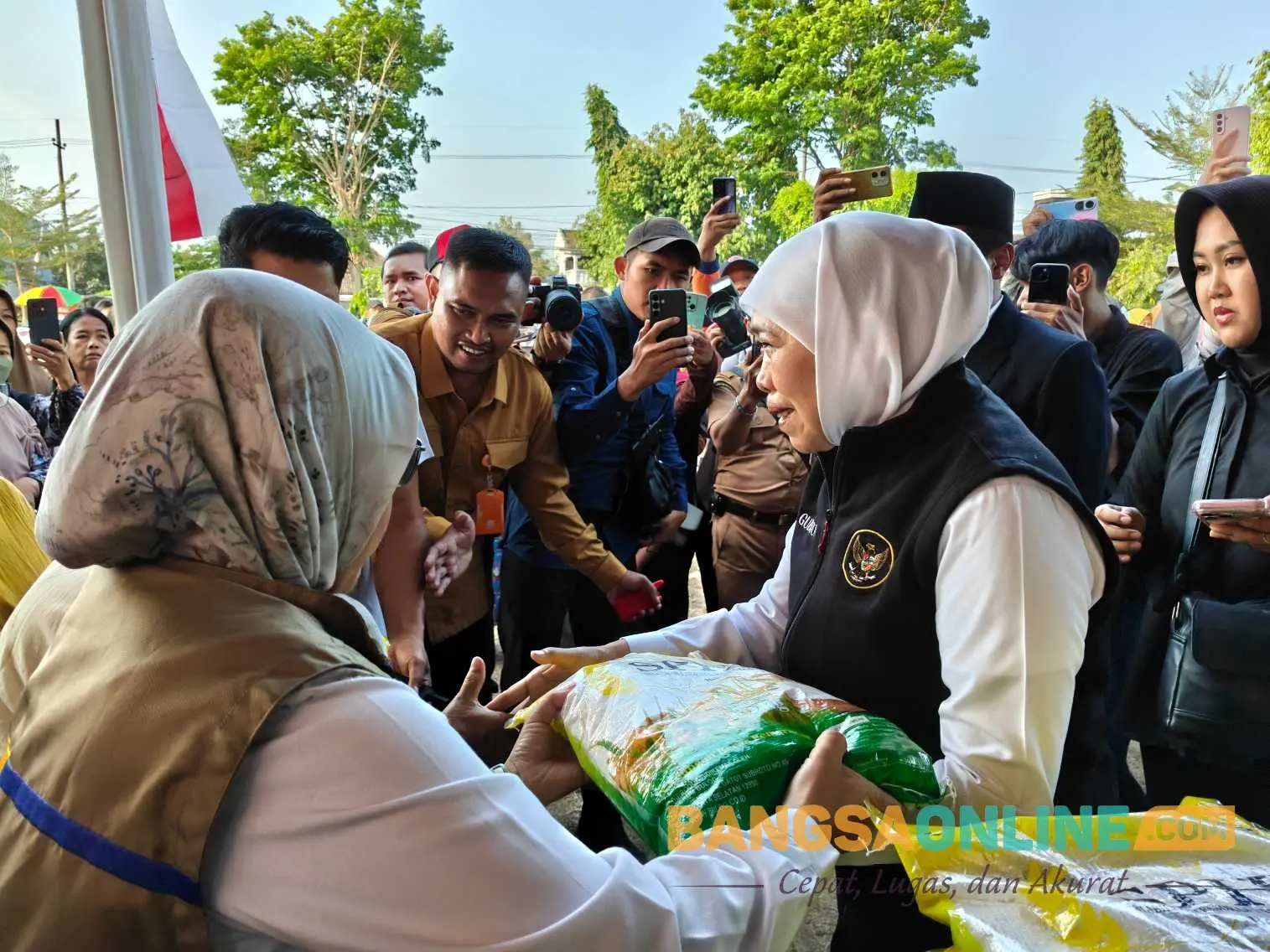Gubernur Khofifah saat berada di Pasar Murah Kademangan, Blitar. Foto: Akina/BANGSAONLINE