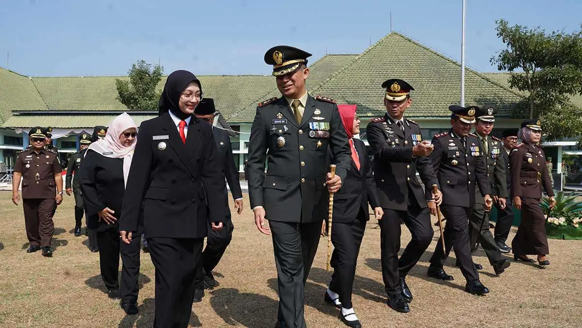 Wali Kota Kediri bersama Dandim 0809/Kediri di peringatan HUT ke-81 TNI. Foto: Ist