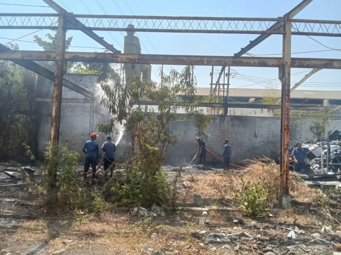 Bakar Rumput Liar, Api Merembet ke Tumpukan Bemper Bekas Blue Bird di Sidoarjo