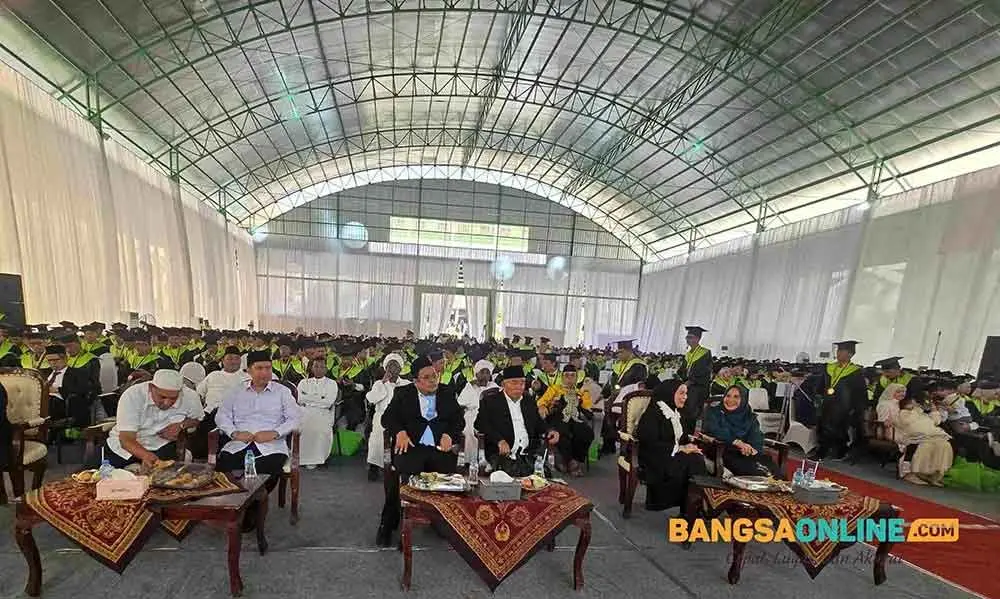 Prof Dr KH Asep Saifuddin Chalim dan Nyai Hj Alif Fadhilah di antara undangan dan wisudawan dalam acara wisudaVII Universitas KH Abdul Chalim di Student Center PP Amanatul Ummah Ahad 4 Oktober 2026. Foto: MMA/BANGSAONLINE