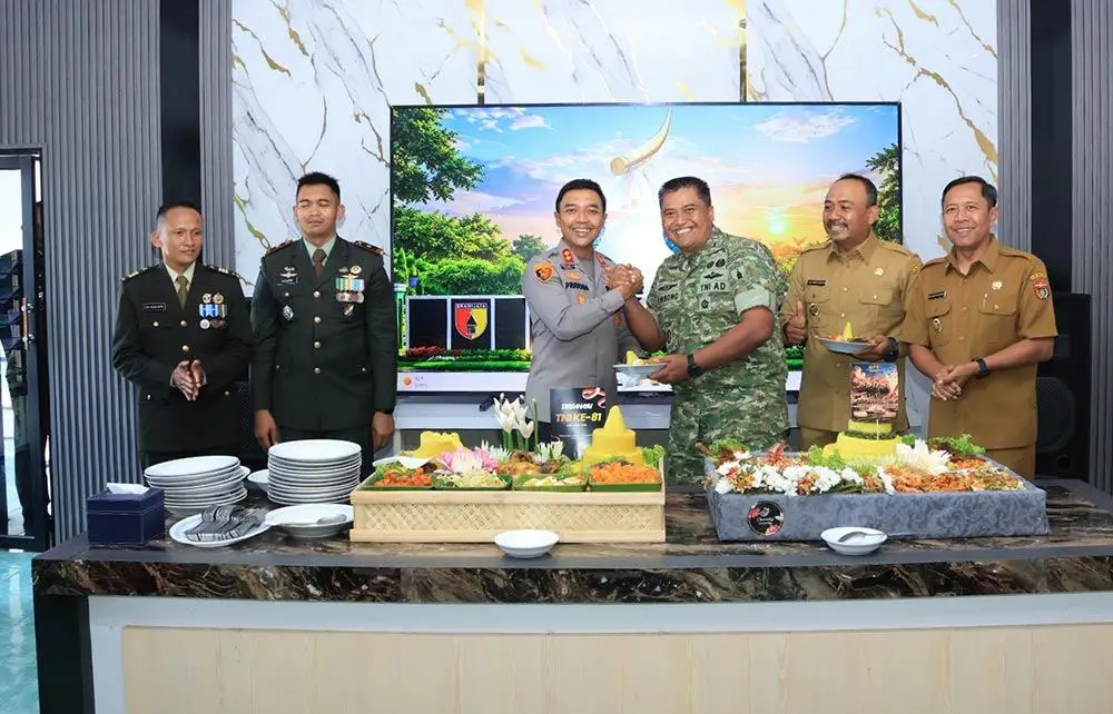 HUT ke-81 TNI, Polres Ngawi Beri Kejutan Tumpeng dan Pohon Penghijauan ke Jajaran Kodim 0805