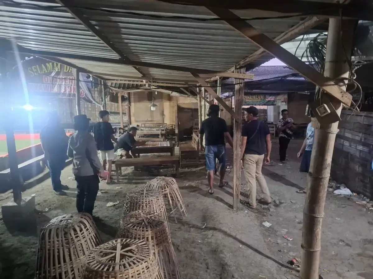 Petugas bersama Pemdes saat berada di lokasi yang diduga sebagai arena judi sabung ayam