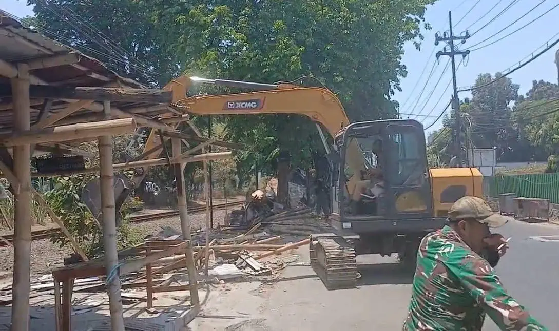 10 Bangunan Liar di Frontage Road Waru Ditertibkan, Puluhan Lainnya Sudah Dibongkar Mandiri