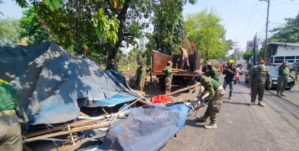 Bangunan Liar di Frontage Road Waru Dibongkar, Penertiban Berlanjut ke Buduran
