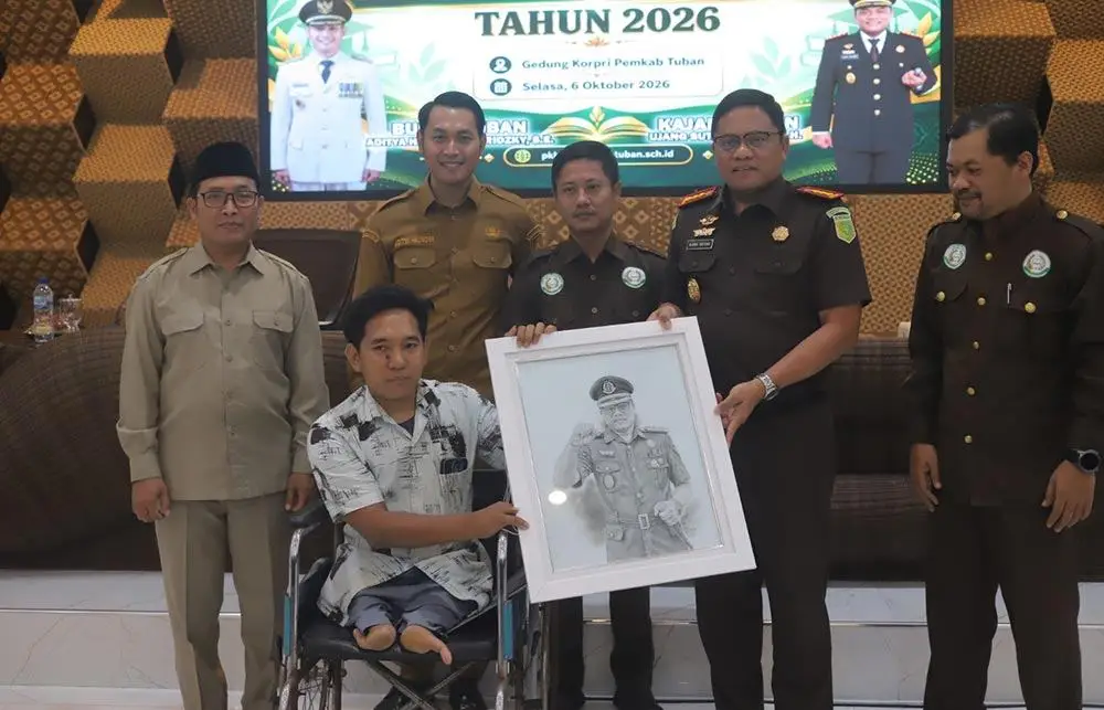 Salah satu warga PKBM Adhyaksa Tuban menunjukkan karyanya saat diwisuda.
