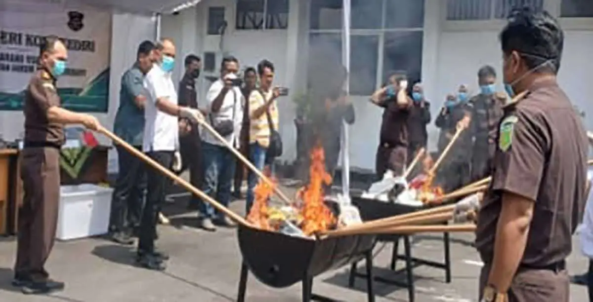 Kajari Kota Kediri ketika memimpin pemusnahan barang bukti. Foto: Ist