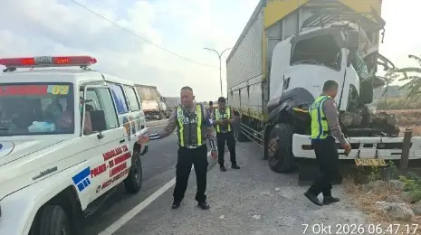 Anggota Satlantas Polres Lamongan saat berada di TKP laka JLU Lamongan