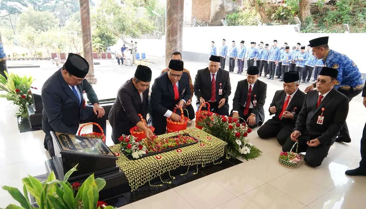 Peringati Hari Jadi ke-81, Pemprov Jatim Gelar Ziarah ke Makam Abdul Hamid Mahmud