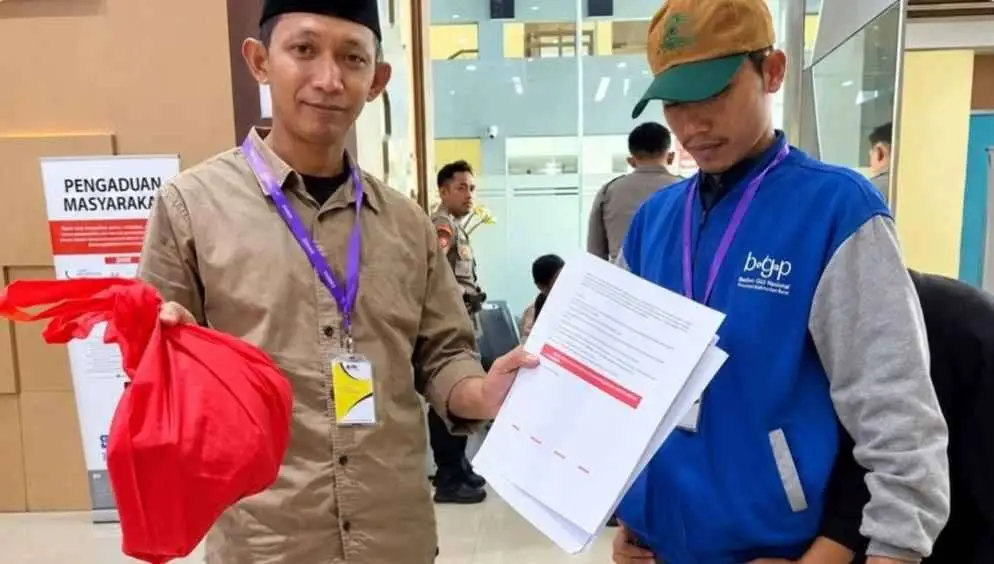 Pengurus PCNU Sekadau Kalimantan Barat saat menyerahkan uang risywah dan berbagai dokumen di Gedung KPK Jakarta, Rabu 7 Oktober 2026. Foto: ist