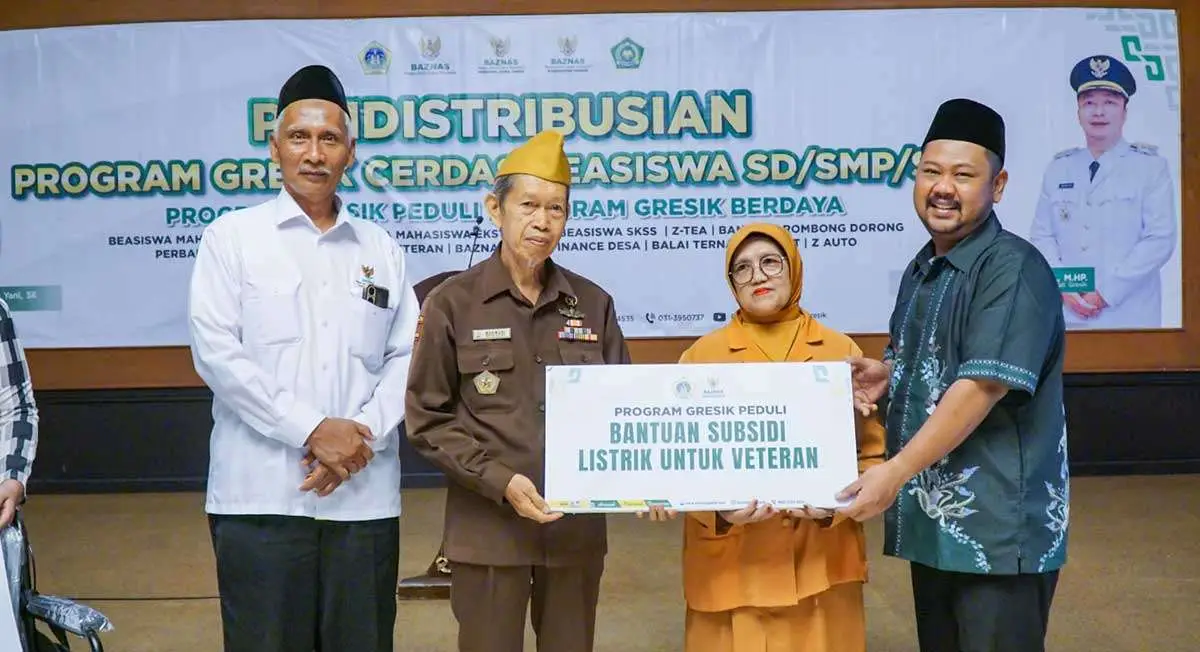 Bupati Gresik ketika menyalurkan bantuan dari Baznas. Foto: Ist