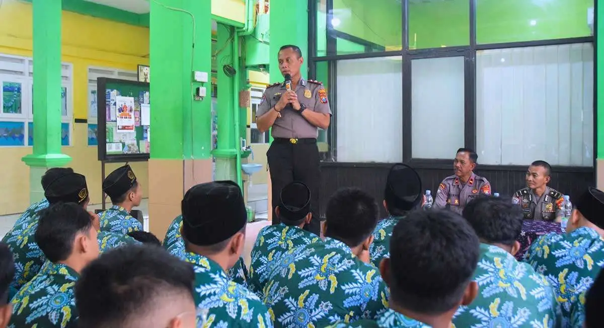 Personel dari Polresta Sidoarjo ketika mengedukasi pelajar di MA Nurul Huda.