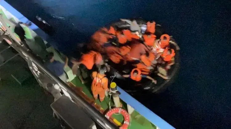Kapal MV Khatulistiwa 8 Bocor Usai Tabrakan Perairan Tuban, 1 ABK Masih Dicari