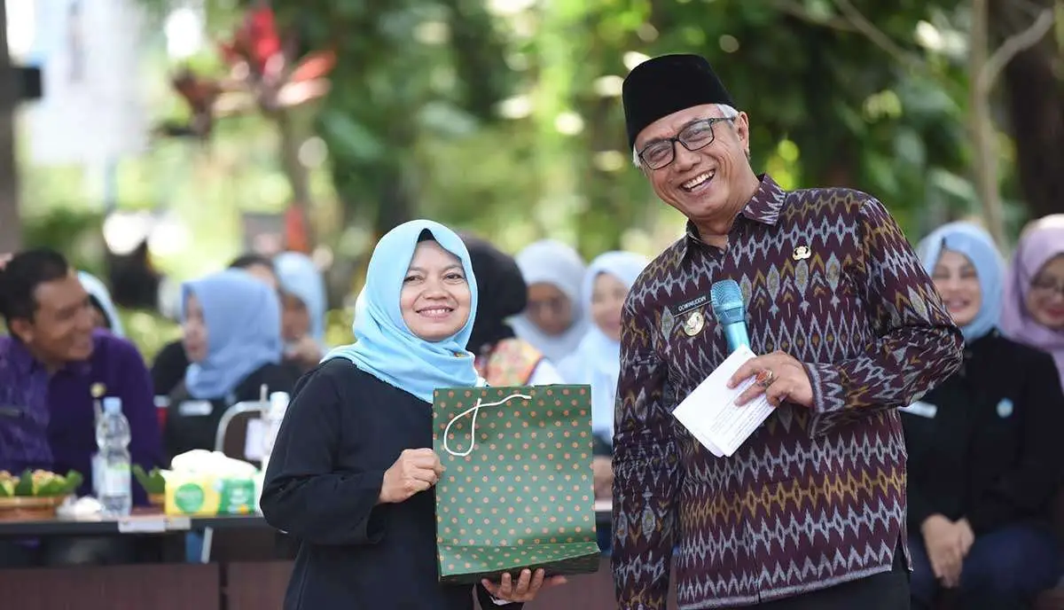 Wakil Wali Kota Kediri saat berdialog dengan salah satu kader PKK. Foto: Ist