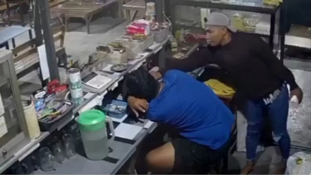 Tangkapan layar CCTV saat pelaku beraksi mengambil HP milik penjaga warkop di Lamongan