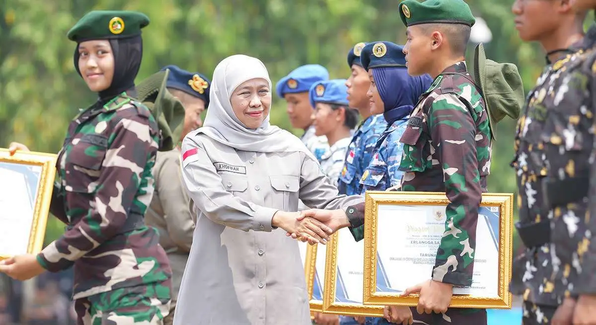 Gubernur Khofifah saat prosesi pembaretan di Pusdik Brimob Watukosek.