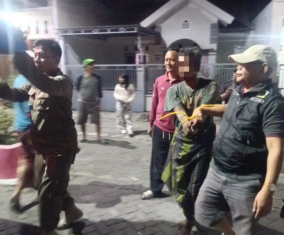 Petugas saat mengevakuasi ODGJ yang mengamuk di Perumahan Bukit Randuagung Gresik