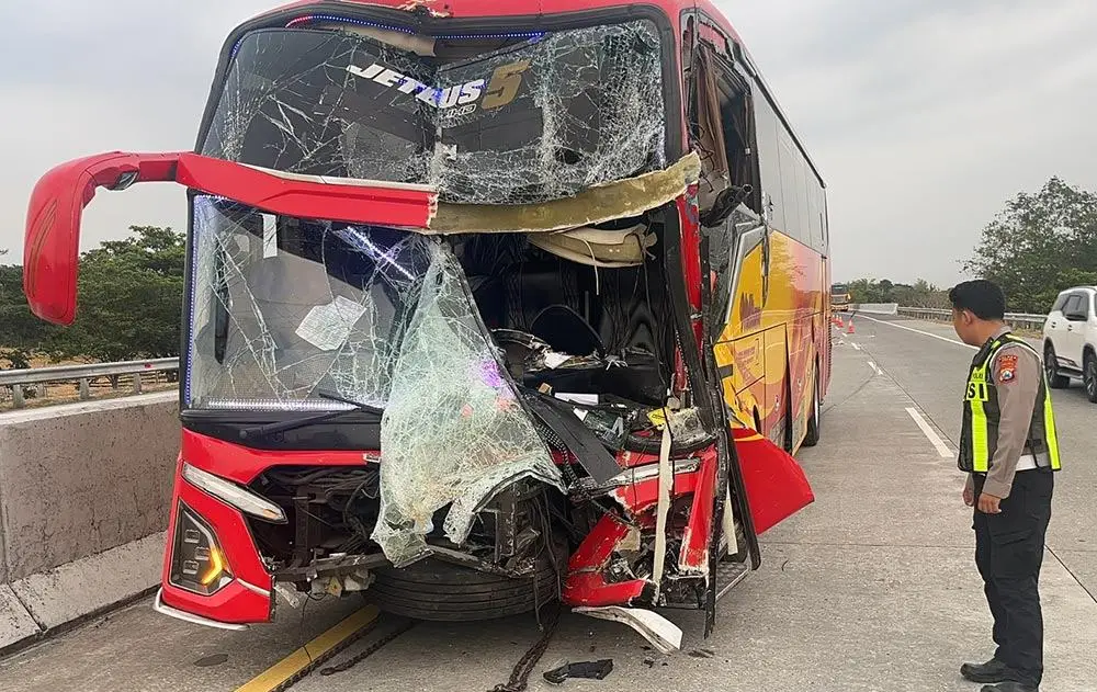 Kurang Konsentrasi saat Berkendara, Bus PO William Hantam Buntut Kontainer di Tol Ngawi