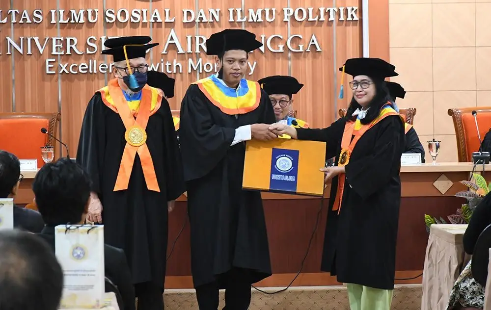 Raih IPK Sempurna, Dosen Unirow Lulus Doktor Ilmu Sosial di Unair dengan Predikat Cumlaude