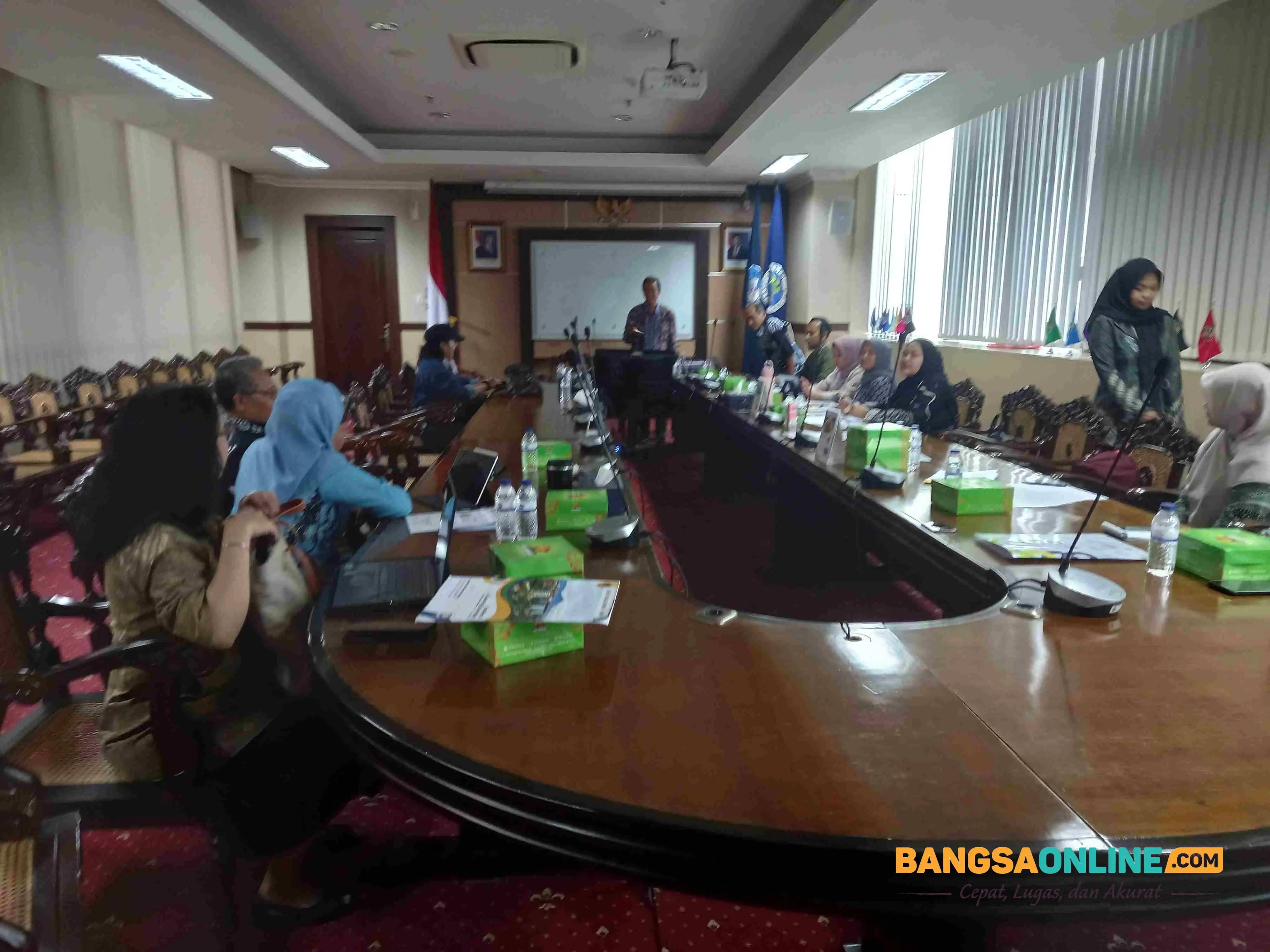 Suasana audiensi enam anggota LIRA dengan Satgas PPK UM di Ruang Sidang Rektor, Graha Rektorat lantai 8, Jumat (9/10/2026). Foto: bangsaonline