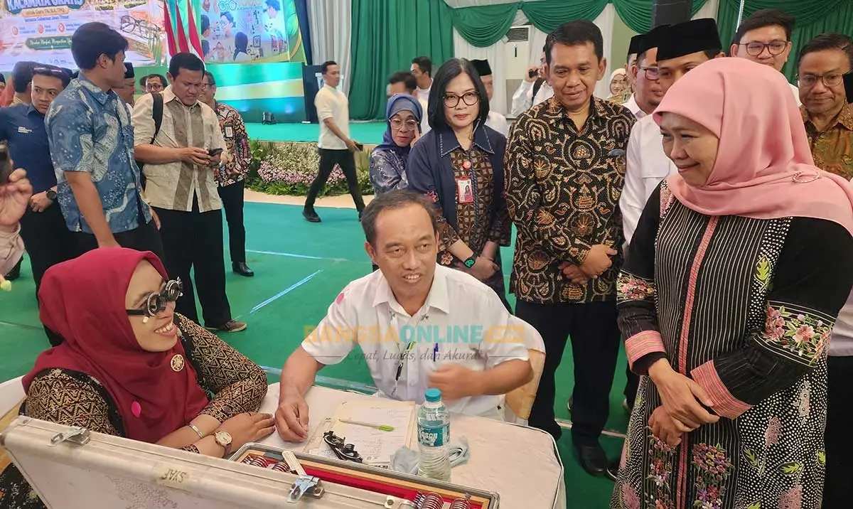Peringati HUT ke-81, Pemprov Jatim dan Baznas Bagikan 1.000 Kacamata Gratis untuk Guru