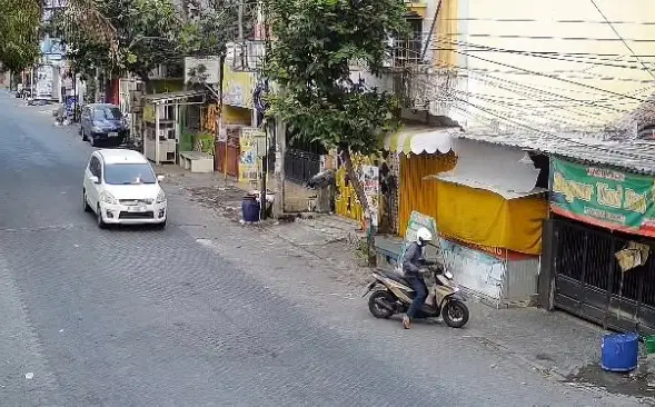 Terekam CCTV, Dua Pelaku Curanmor Gondol Honda Beat di GKB Gresik Kurang dari Semenit