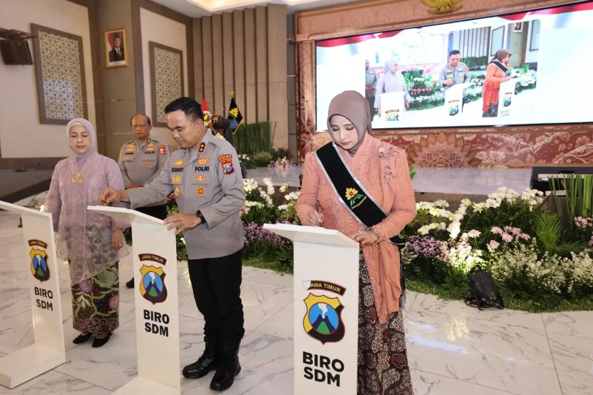 Lenia Dekananto Resmi Gantikan Dewi Avianto Jadi Ibu Asuh Polwan Polda Jatim