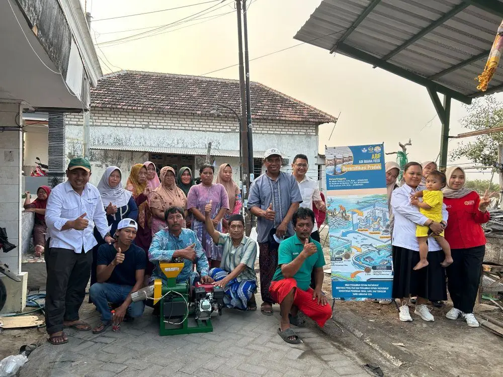 UAB Surabaya Dampingi Nelayan Sidoarjo Ubah Ikan Murah Jadi Pelet dan Pakan Ayam