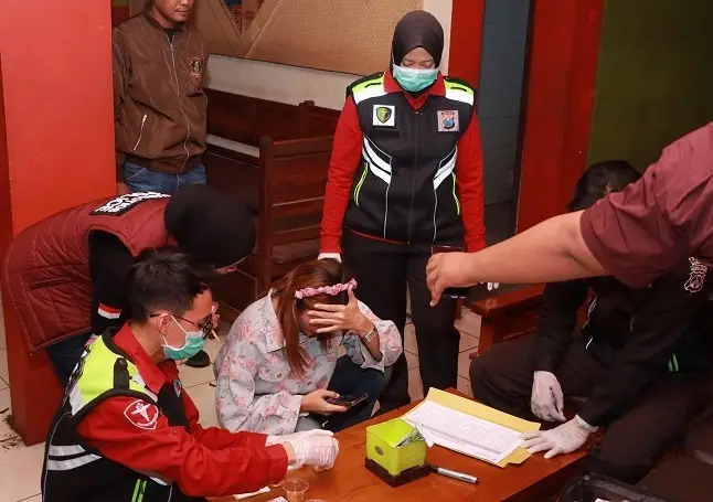 Razia Dua Kafe di Lamongan, Belasan LC dan Pengunjung Dites Urine