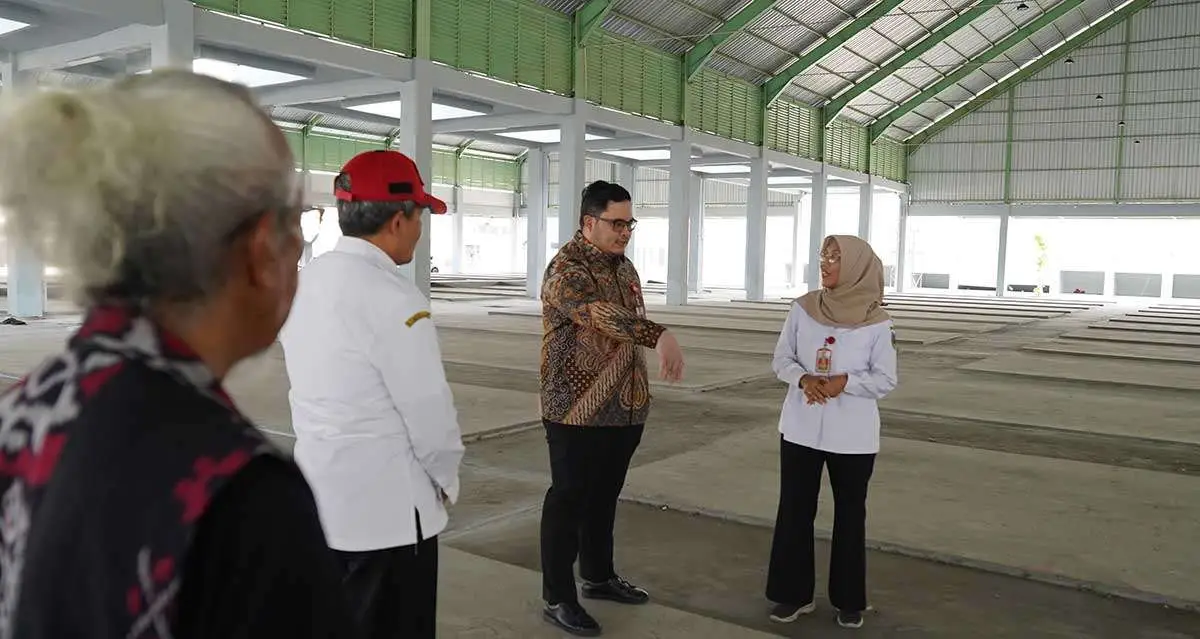 Bupati Kediri ketika meninjau revitalisasi Pasar Ngadiluwih.